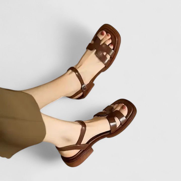 Gry – Elegante sandaler med finisher detalje