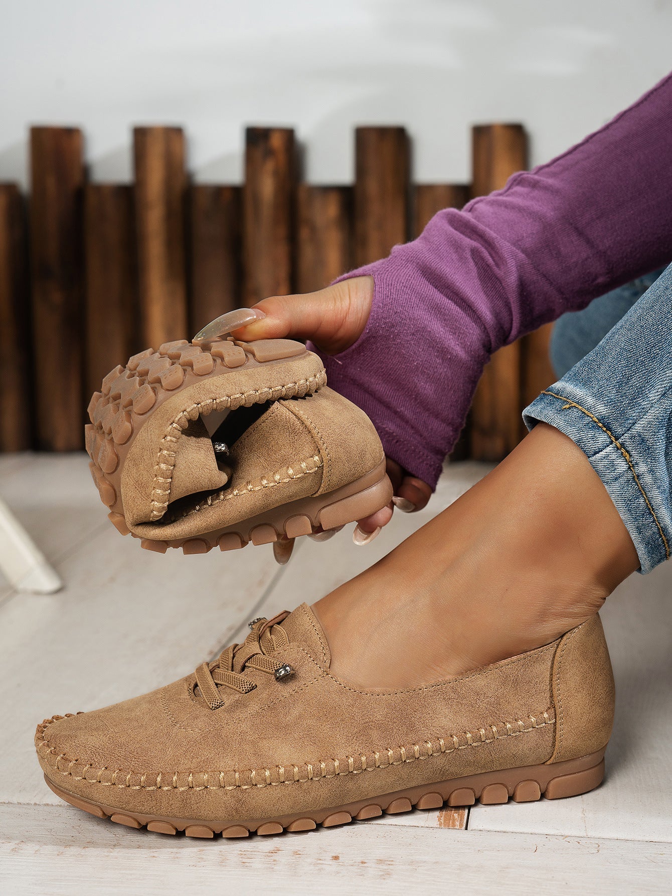 Klassiske damesko med kilehæl og nubuck-look