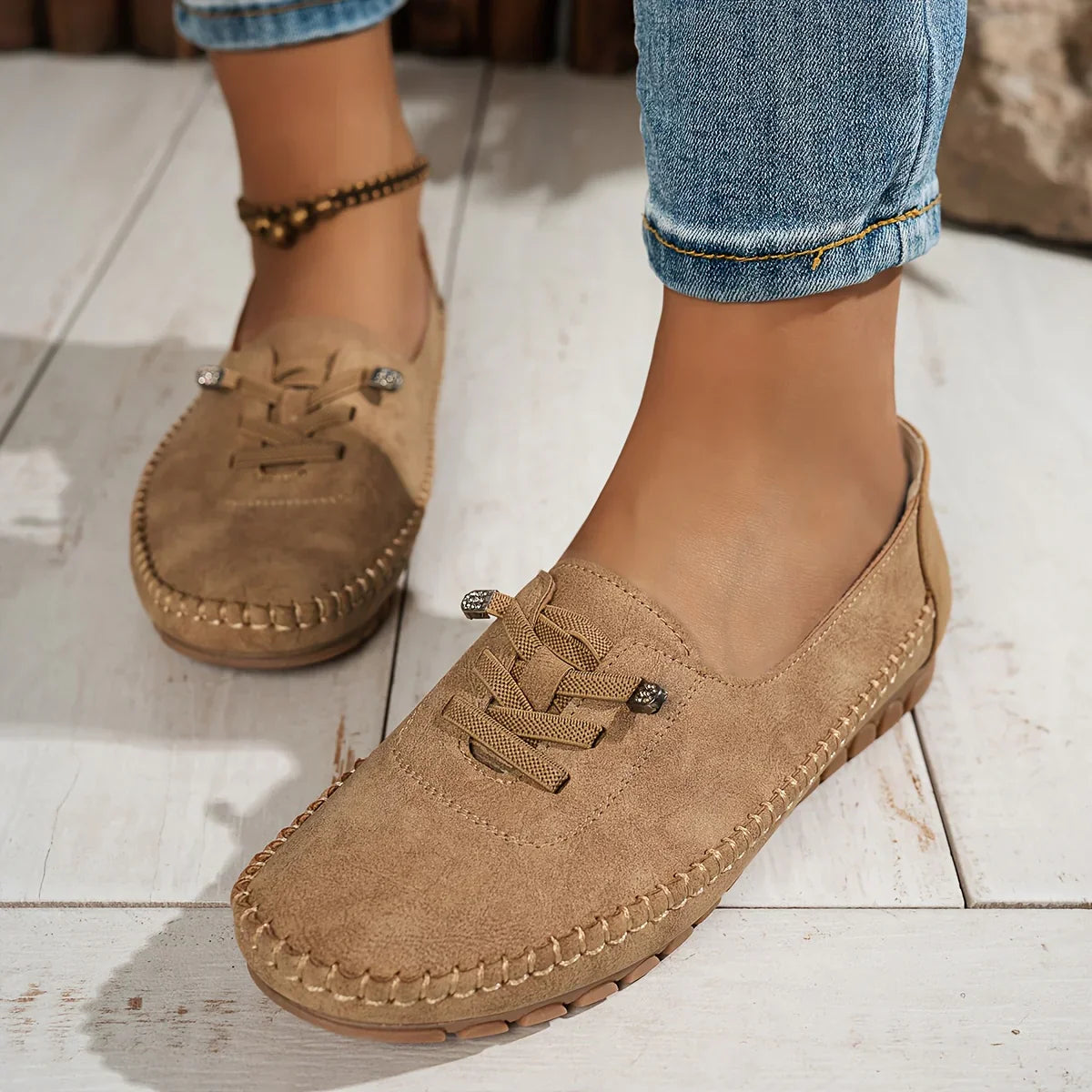 Klassiske damesko med kilehæl og nubuck-look