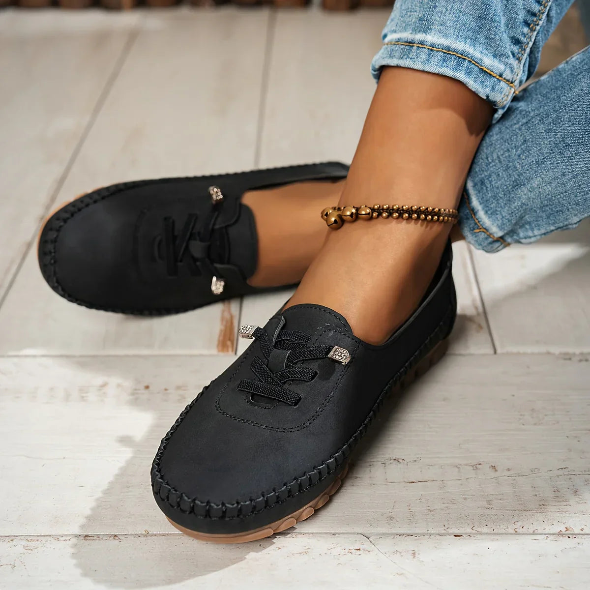 Klassiske damesko med kilehæl og nubuck-look