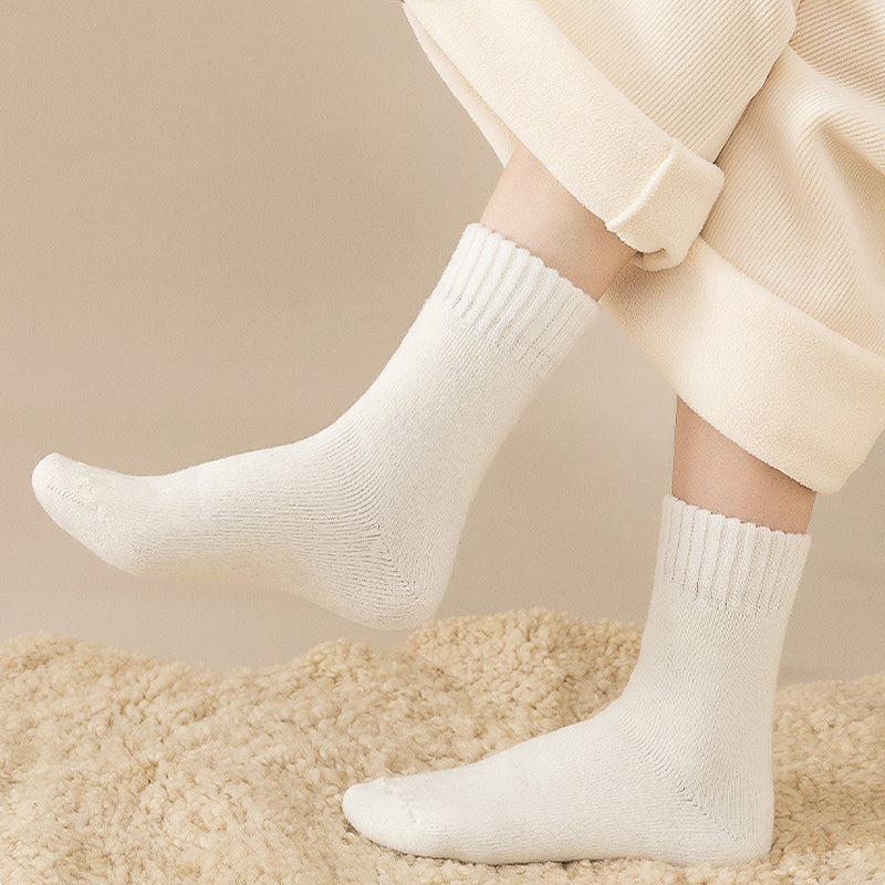 Elegante dame-mokkasiner med guldspænde og slip-on design
