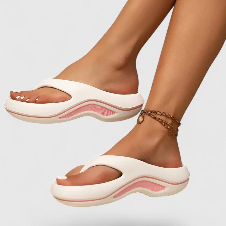 Sigrid – Sandaler med kontraststik og dekorativt design