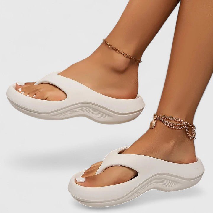 Sigrid – Sandaler med kontraststik og dekorativt design