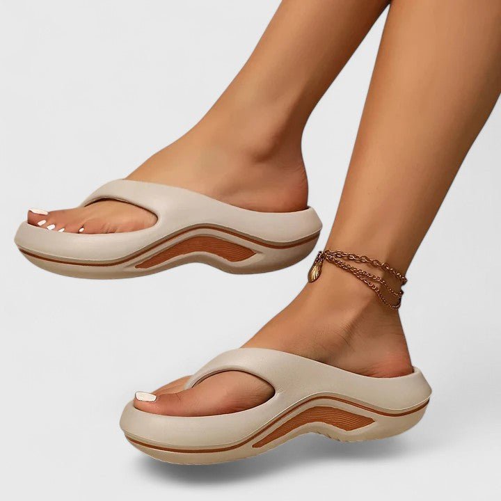 Sigrid – Sandaler med kontraststik og dekorativt design