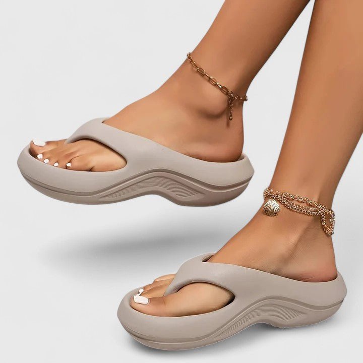 Sigrid – Sandaler med kontraststik og dekorativt design