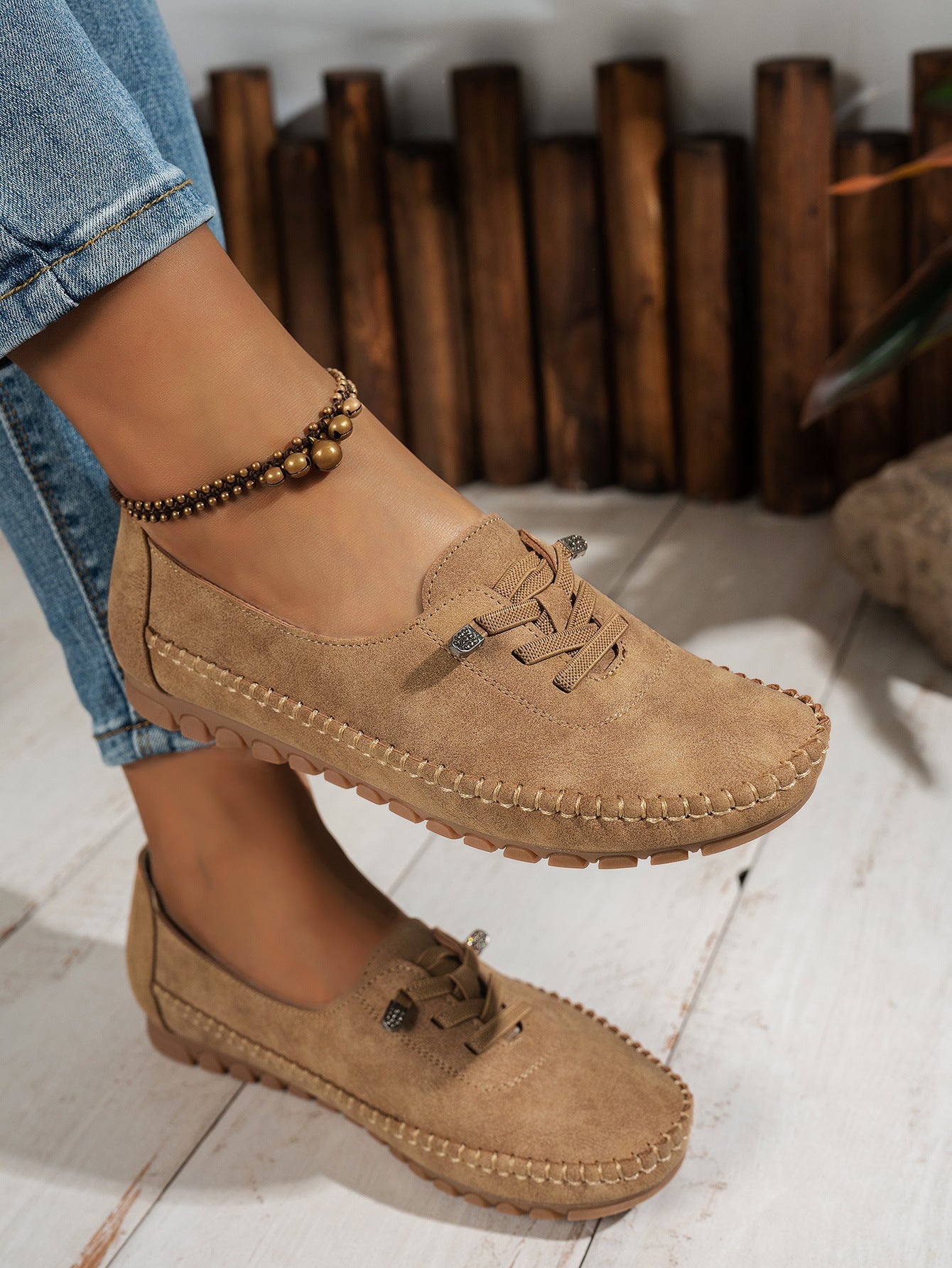 Klassiske damesko med kilehæl og nubuck-look