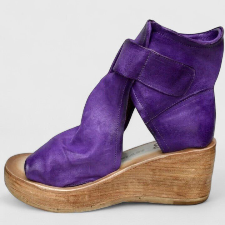 Nadia – Sandaler med trekantet rem og moderne design