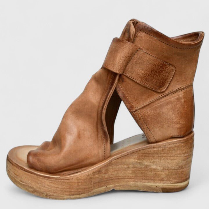 Nadia – Sandaler med trekantet rem og moderne design