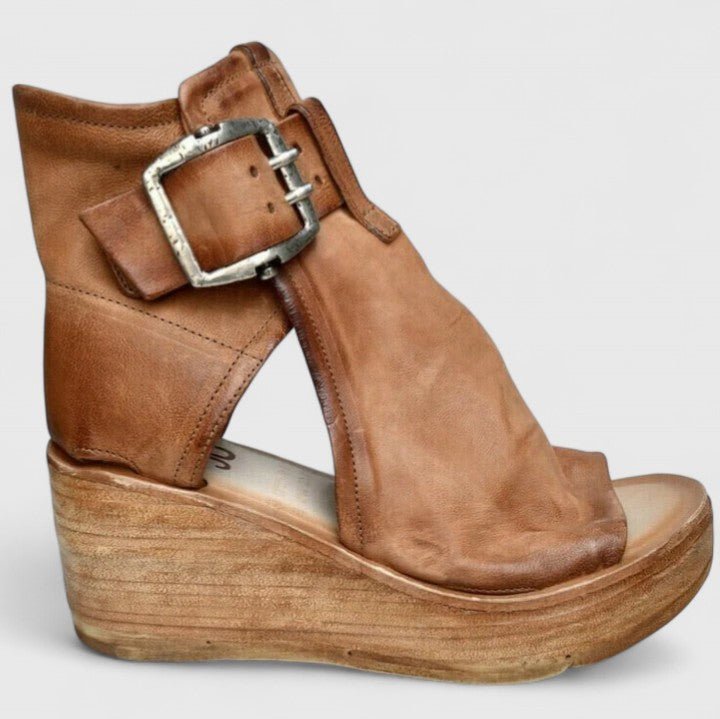 Nadia – Sandaler med trekantet rem og moderne design