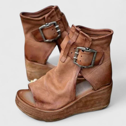 Nadia – Sandaler med trekantet rem og moderne design