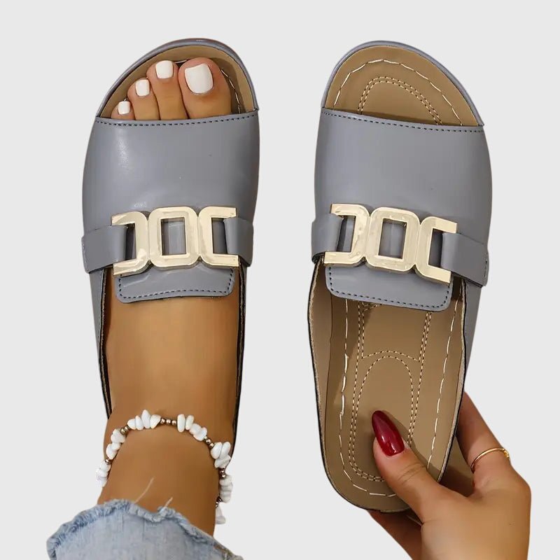 Silje – Guldspænde sandaler med stilfuldt look