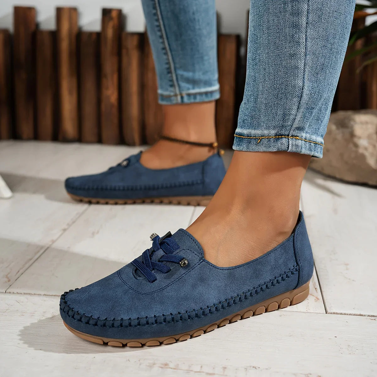 Klassiske damesko med kilehæl og nubuck-look