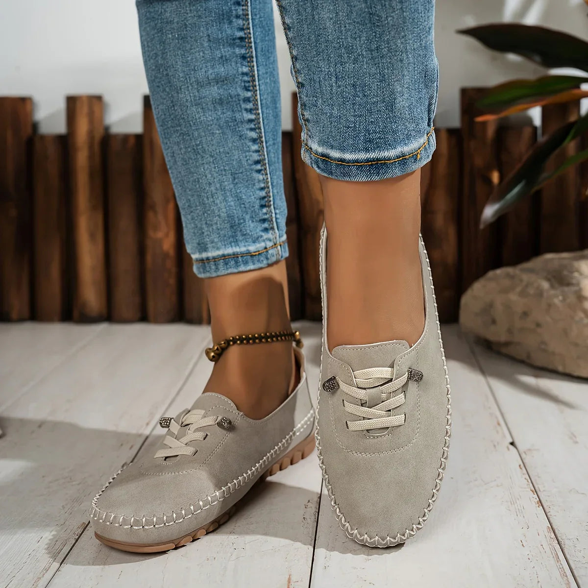 Klassiske damesko med kilehæl og nubuck-look
