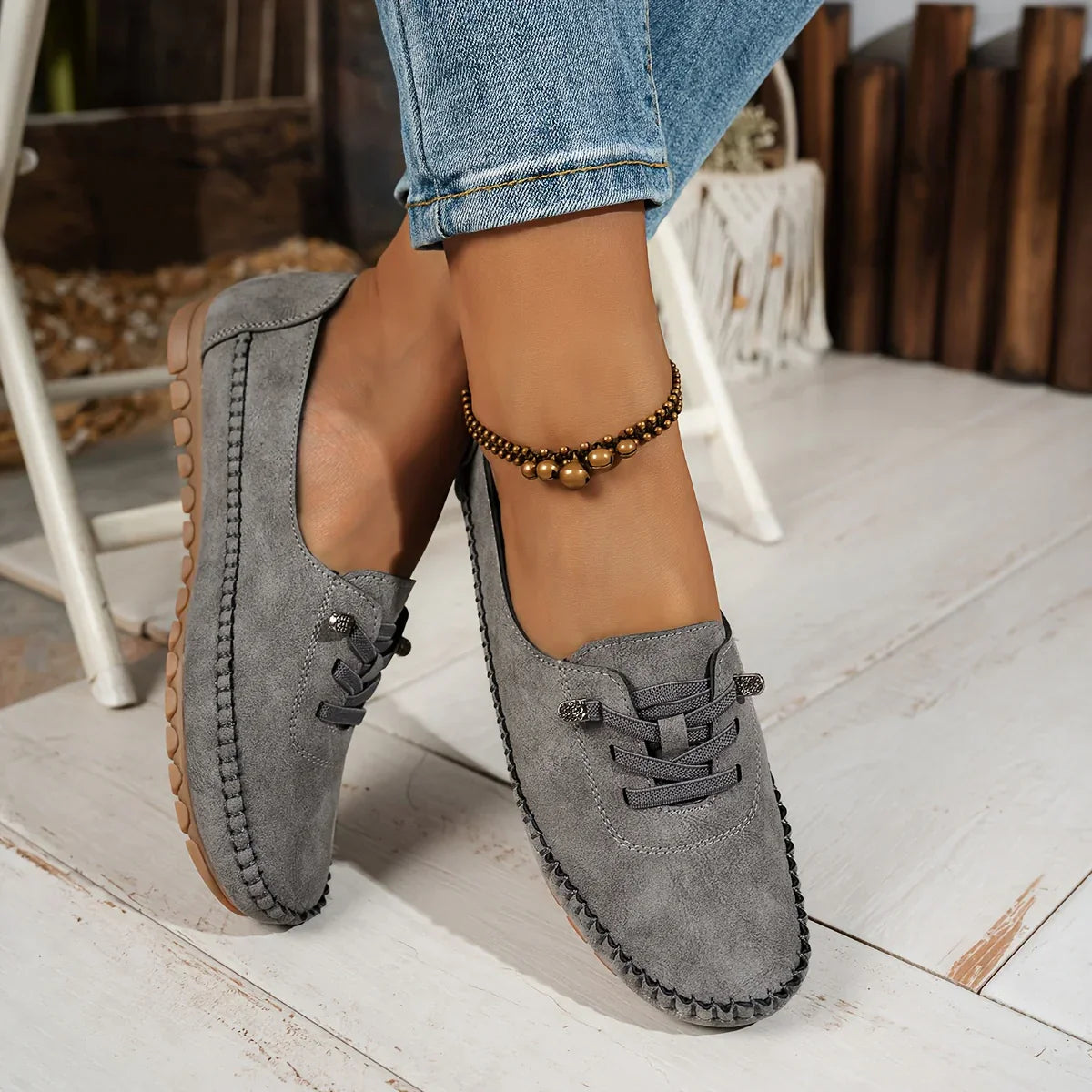 Klassiske damesko med kilehæl og nubuck-look