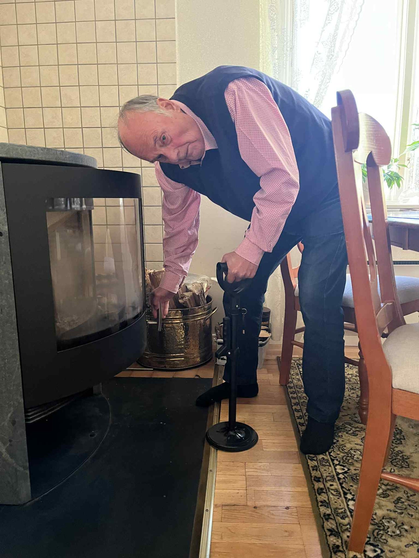 Højdejusterbart rejsningshjælpemiddel med stabilt greb