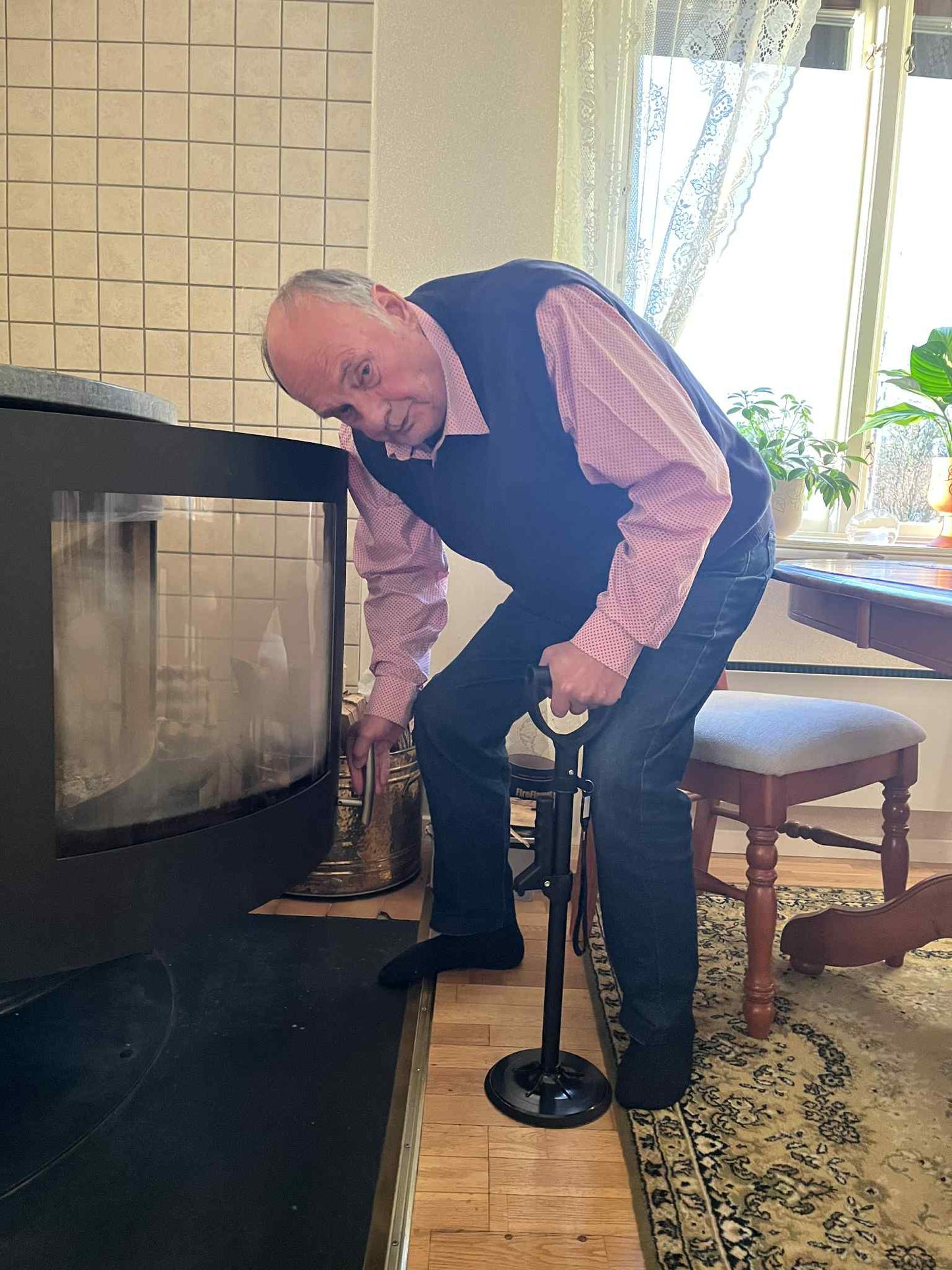 Højdejusterbart rejsningshjælpemiddel med stabilt greb